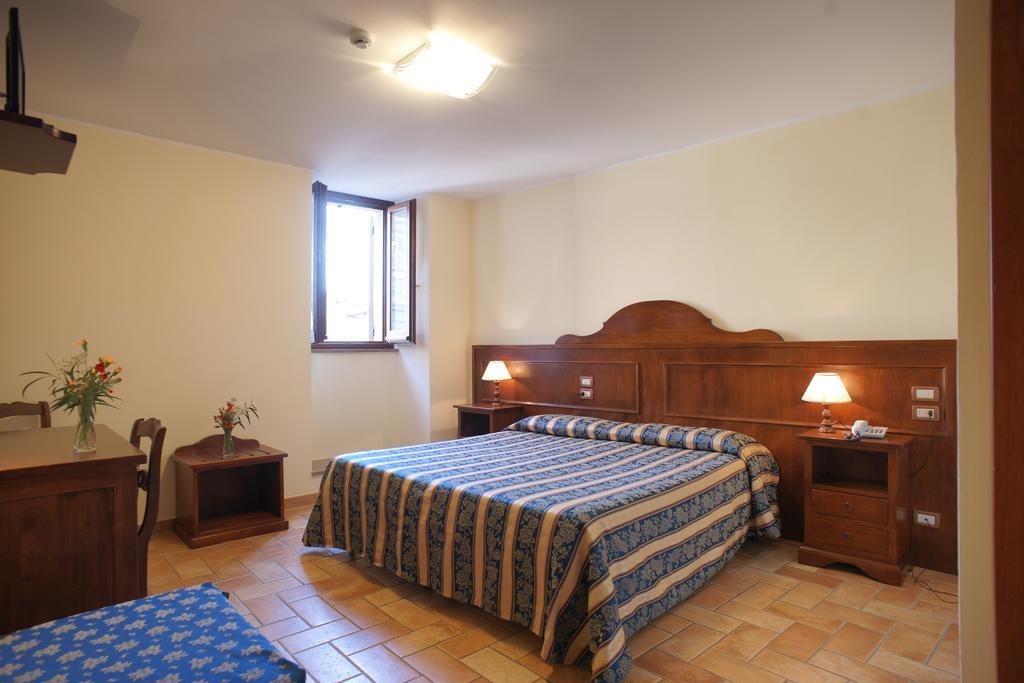 Albergo La Rocca Assisi Ruang foto