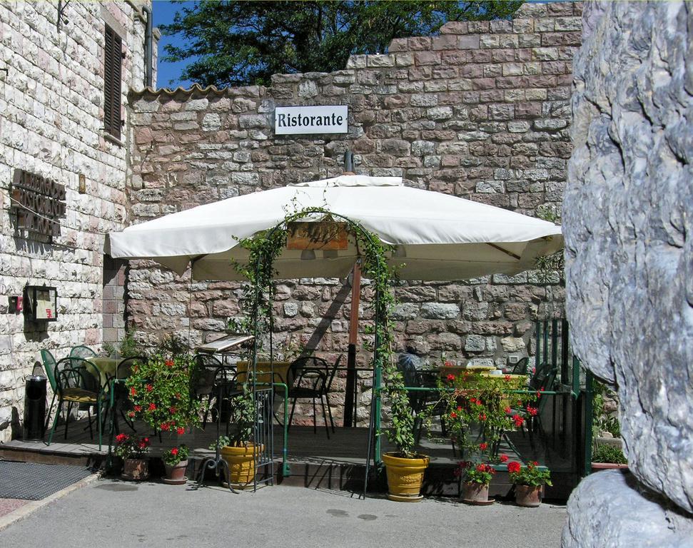 Albergo La Rocca Assisi Bagian luar foto