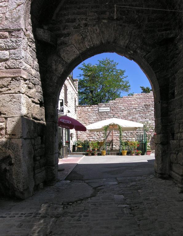 Albergo La Rocca Assisi Bagian luar foto